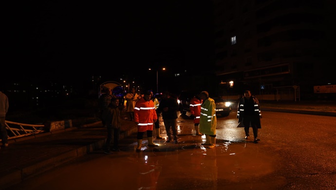  BAŞKAN BEYAZGÜL GECE BOYUNCA ÇALIŞMALARI SAHADA YÖNETTİ