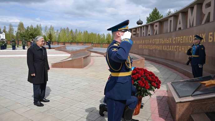 Мемлекет басшысы қазақстандық жауынгерлерге арналған мемориалдық кешенге гүл шоғын қойды