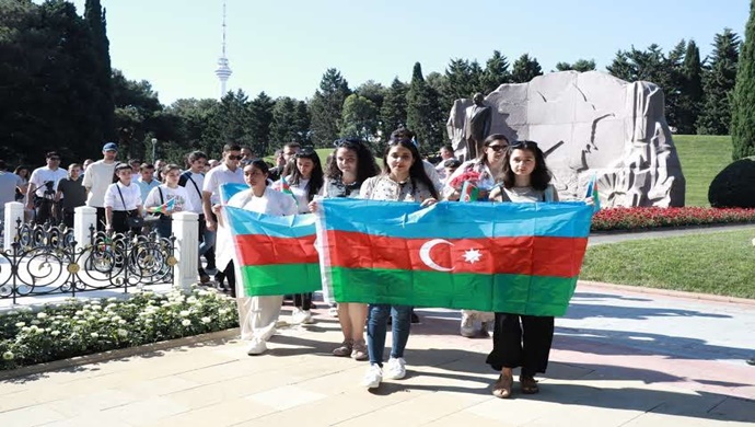 Diaspor gəncləri Fəxri Xiyabanı və Şəhidlər Xiyabanını ziyarət ediblər