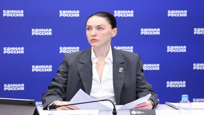 Alena Arshinova: Birleşik Rusya, 15 bin eğitim kurumunda yaklaşık 30 bin Kahraman Masası açtı