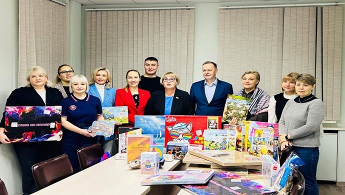 Наборы для творчества, развивающие игры, пазлы, фломастеры: «Единая Россия» собирает «Коробки храбрости» по всей стране