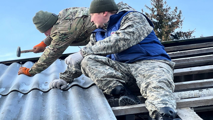 Более 80 домов и 2500 квадратных метров повреждённой кровли восстановили волонтёры «Единой России» в Курском приграничье