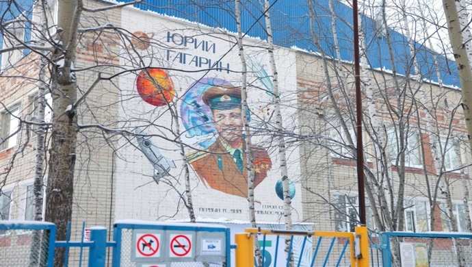 В Нижневартовске «Единая Россия» открыла мурал, посвящённый космосу