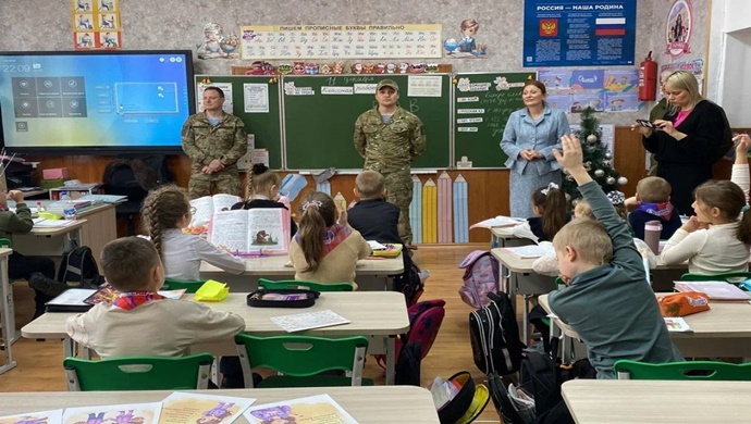 Birleşik Rusya, Herson bölgesinde SVO katılımcılarını desteklemek amacıyla “Kahramanlar İçin Yeni Yıl” kampanyasını başlattı