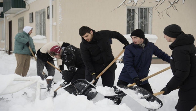 Birleşik Rusya gönüllüleri, Adıgeya’da yoğun kar yağışının ardından oluşan hasarın temizlenmesine yardımcı oluyor