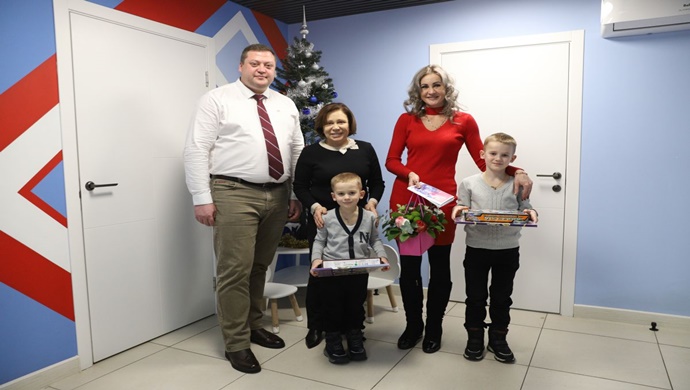 Владимир Якушев исполнил новогодние мечты детей из ЛНР, Воронежской и Московской областей