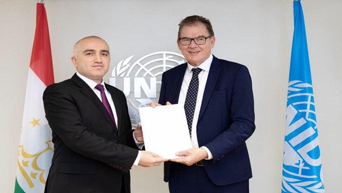 Meeting of the Permanent Representative of Tajikistan with the Director General of UNIDO