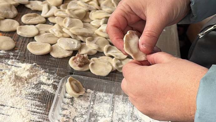 При поддержке «Единой России» в Новосибирске прошёл «Рождественский фестиваль пельменей»