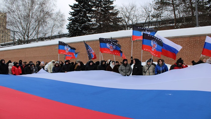 Donetsk Halk Cumhuriyeti ve Luhansk Halk Cumhuriyeti’nin bağımsızlığının tanındığı günde, Birleşik Rusya Genç Muhafızları ABD ve İngiltere büyükelçilikleri önünde vatansever protestolar düzenledi