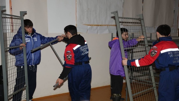 Birleşik Rusya ve Birleşik Rusya Genç Muhafızları’ndan gönüllüler, doğal afetten etkilenen Dağıstan sakinlerine yardım ediyor