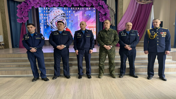 Birleşik Rusya, Çita’daki okul çocukları ile savaş uçağı alayı personeli arasında bir buluşma düzenledi